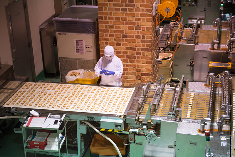 お菓子製造メーカーの作業風景